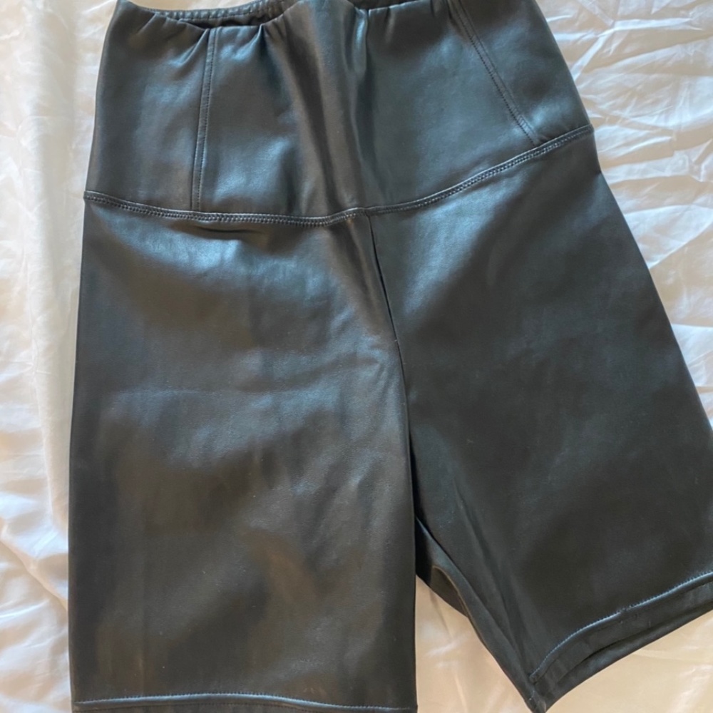 Aritizia Wilfred leather biker shorts. brand new and never worn.🔥SIZE S
